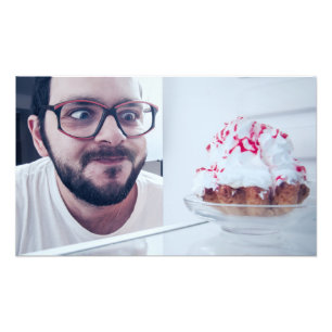 Foto Hombre gracioso mirando en refrigerador