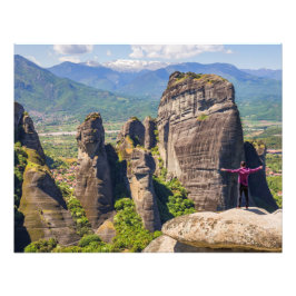 Foto Hombre parado en la cima de la montaña