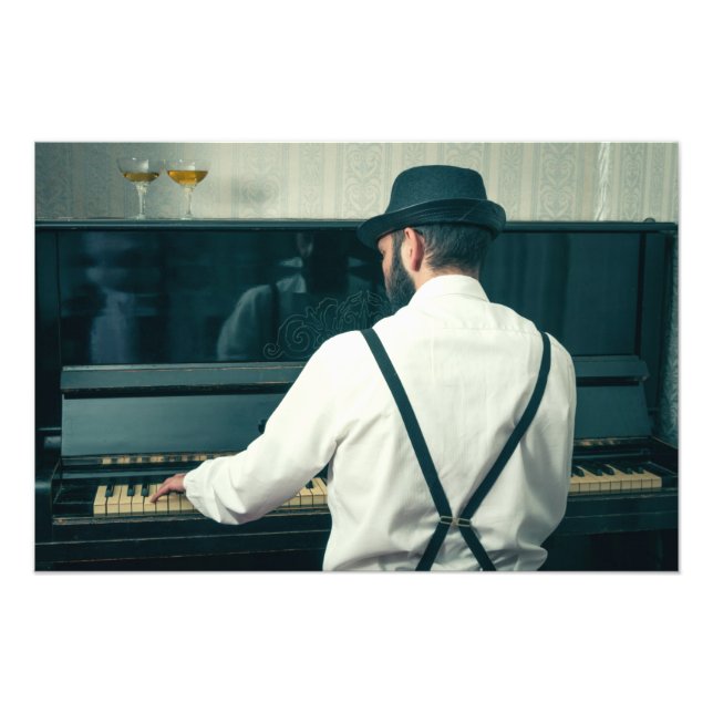 Foto Hombre retro tocando piano y fumando (Frente)