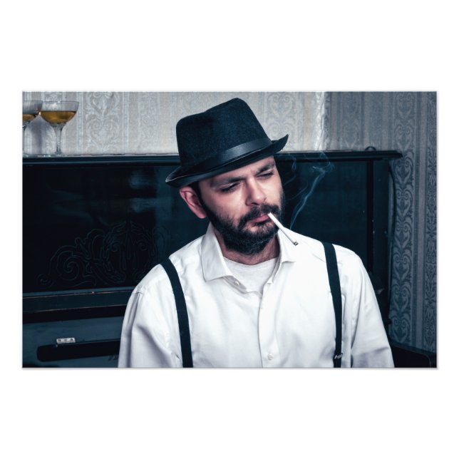 Foto Hombre retro tocando piano y fumando (Frente)