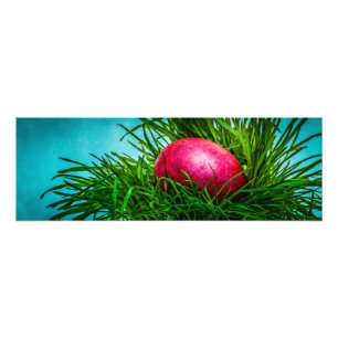 Foto Huevo de Pascua Roja en la hierba