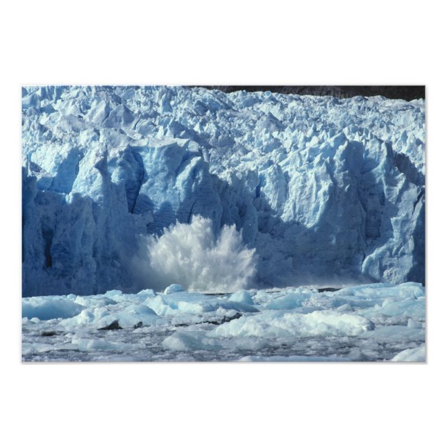 Foto Iceberg recién parido salpicando en aguas frías (Frente)
