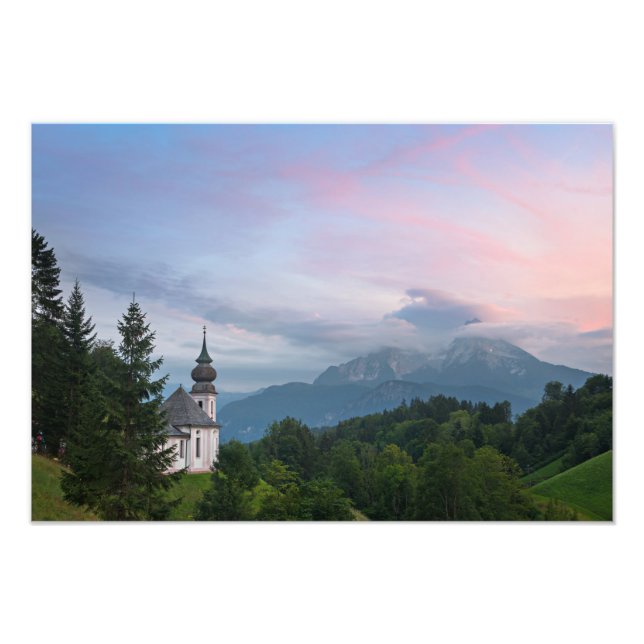 Foto Iglesia con montañas de los Alpes al atardecer (Frente)