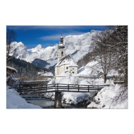 Foto Iglesia en la nieve con los Alpes