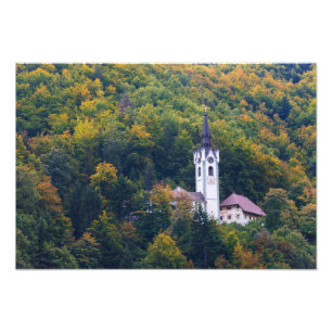 Foto Iglesia en un bosque en caída de Eslovenia