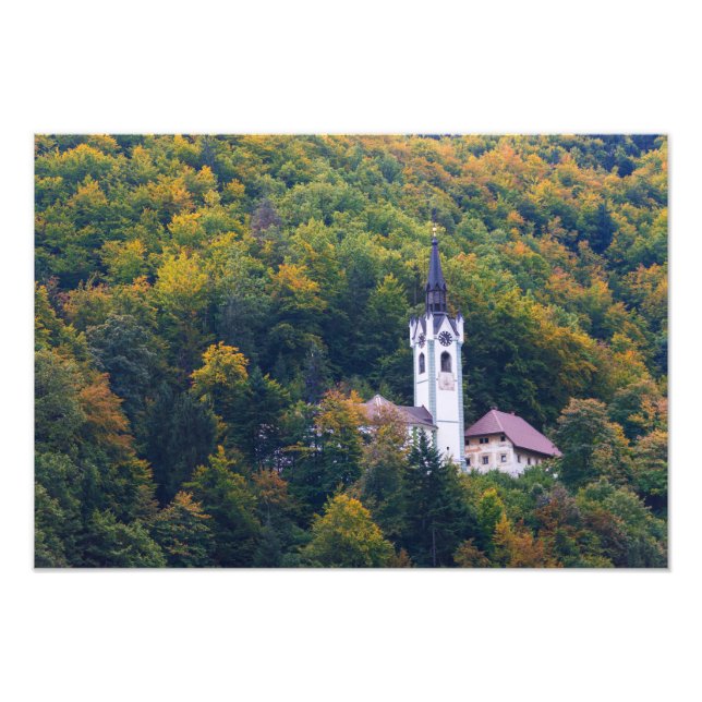 Foto Iglesia en un bosque en caída de Eslovenia (Frente)