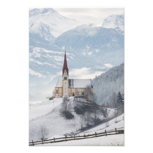 Foto Iglesia en un paisaje alpino del invierno