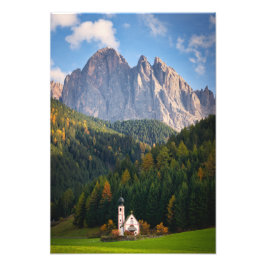 Foto Iglesia frente a las montañas Dolomitas en Italia
