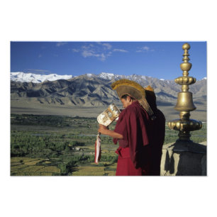 Foto India, Ladakh, Thikse. Monje budista sopla