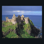 Foto Irlanda del Norte, condado de Antrim, Dunluce<br><div class="desc">Irlanda del Norte,  County Antrim,  Dunluce Castle Picturesque Dunluce Castle atrae a los visitantes con su impresionante ubicación en la costa de Antrim en Irlanda del Norte � Ric Ergenbright / DanitaDelimont.com</div>