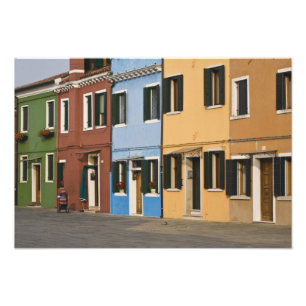 Foto Italia, Burano. Fila de casas coloridas y vacía