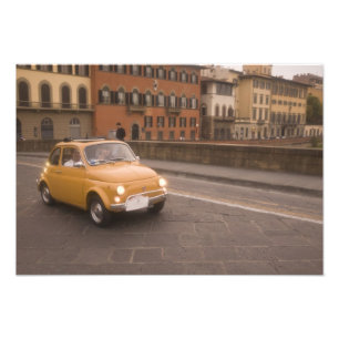 Foto Italia, Florencia. Fiat 800 Rally cruza Arno
