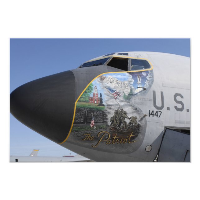 Foto KC-135 Estratotankerque muestra una nariz patrióti (Frente)