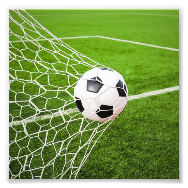 Foto La bola de fútbol golpea la red de gol (Frente)