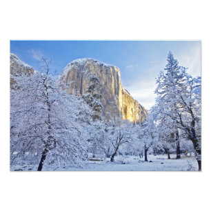 Foto La luz del amanecer golpea El Capitan a través de
