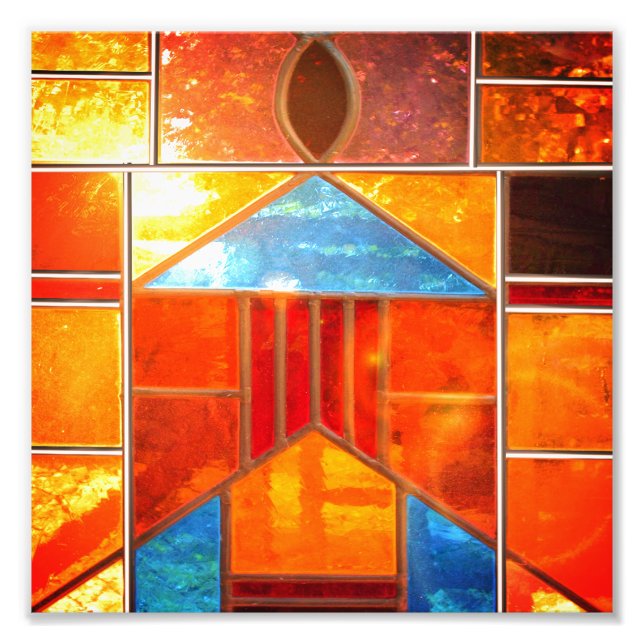 Foto La luz mágica fluye desde las ventanas de la Igles (Frente)