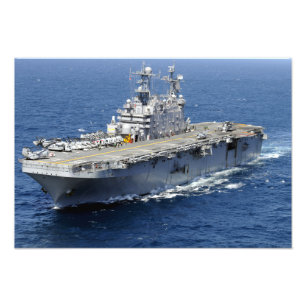 Foto La nave de asalto de carros anfibios USS Peleliu
