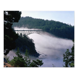 Foto La niebla se desliza bajo el puente Deception Pass