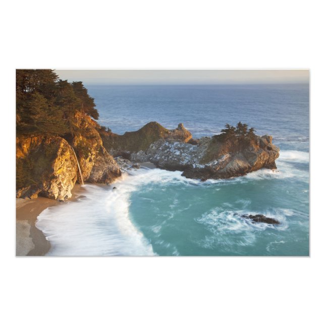 Foto La pintoresca McWay Falls cae en la playa y 2 (Frente)