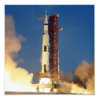 Foto La Tierra tiembla cuando el Saturn V ilumina el ci