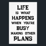 Foto La Vida Es... Cita motivacional divertida<br><div class="desc">"La vida es lo que pasa cuando estás ocupado haciendo otros planes" graciosa cita motivacional. Un potente recordatorio de que podemos crear todo tipo de metas y ambiciones para el futuro,  pero cuando tenemos una fuerte orientación hacia el futuro podemos olvidar vivir plenamente mientras tanto.</div>