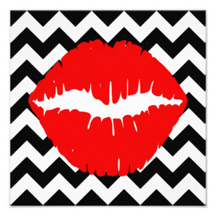 Foto Labios rojos sobre zigzag blanco y negro