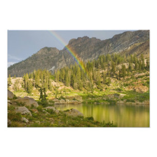 Foto Lago Cecret con arco iris sobre el Castillo del Di