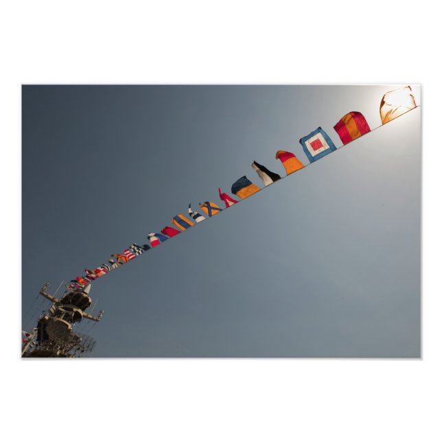 Foto Las banderas vuelan sobre la cubierta del USS Iwo  (Frente)