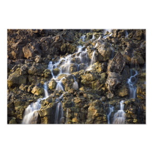Foto Las caídas de Brine de la roca volcánica caen