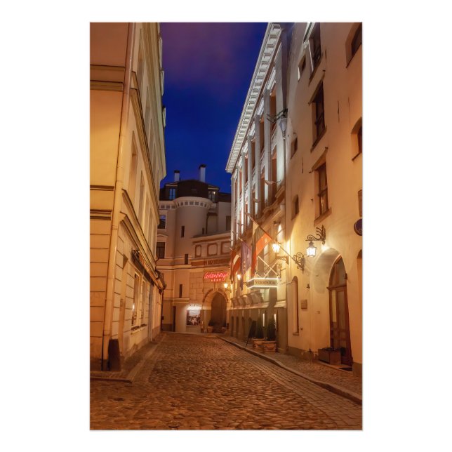 Foto Las calles de la ciudad vieja europea de noche (Frente)