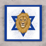 Foto León moderno de Judá. Estrella De David<br><div class="desc">Esta moderna imagen de diseño te permite mostrar tu apoyo a Israel. Un León pintado a mano de Judá es el punto central, con la Estrella de David al fondo. Un fondo azul texturado sobre el blanco le da un aspecto granulado. ¡Añade un mate y un marco para el arte...</div>