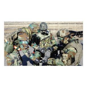 Foto Los aviadores ayudan a un soldado del ejército de