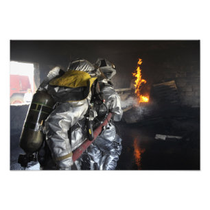 Foto Los bomberos extinguen un fuego en un ro de