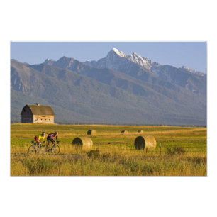 Foto Los ciclistas de carretera corren por el camino de