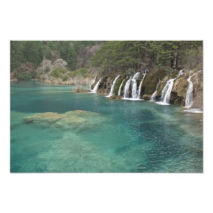 Foto Los depósitos minerales hacen cascadas y agua clar