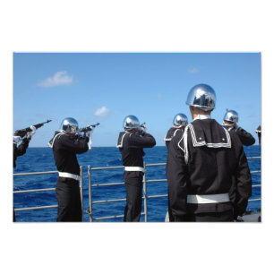 Foto Los marineros encienden un saludo de arma durante