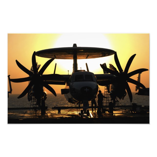 Foto Los marineros trabajan en un avión E-2C Hawkeye (Frente)