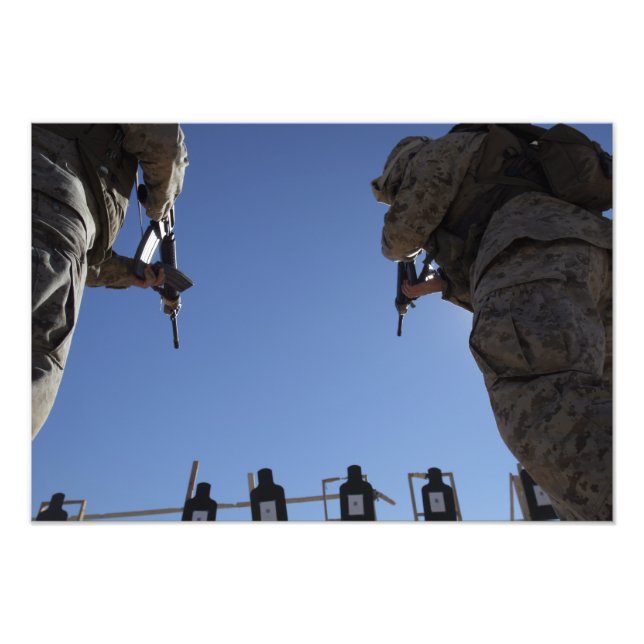 Foto Los marines cambian revistas en medio de disparos (Frente)