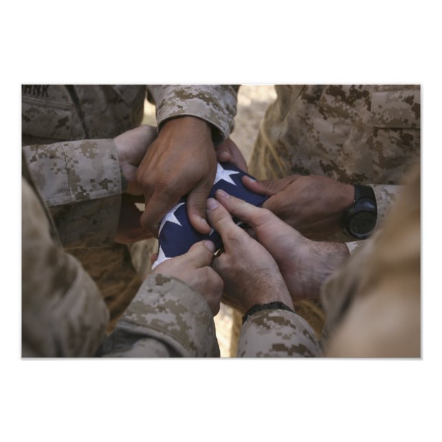 Foto Los marines doblan una bandera estadounidense (Frente)