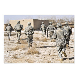 Foto los soldados responden a un ataque de las armas