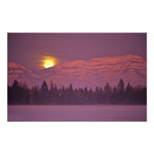 Foto Luna llena se eleva sobre la montaña Teakettle dur