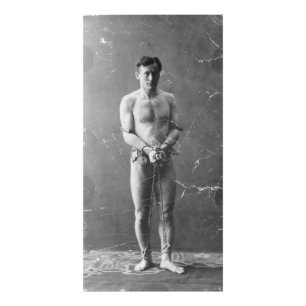 Foto Mago Harry Houdini que se coloca en cadenas