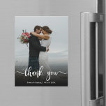 Foto manuscrita Boda Gracias Tarjeta Magnética<br><div class="desc">Modern Hand Lettered Boda Photo Gracias tarjeta magnética. Modern Stylish boda gracias a la plantilla de tarjeta que incluye una foto vertical completa en el frente con el texto "Gracias" en un tipo de letra manuscrita en blanco en la imagen. Personalice el nombre y la fecha personalizados. Si necesita ayuda...</div>