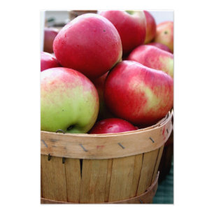 Foto Manzanas frescas en canasta en el mercado de agric