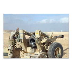 Foto Marines de EE. UU. se preparan para disparar un ob