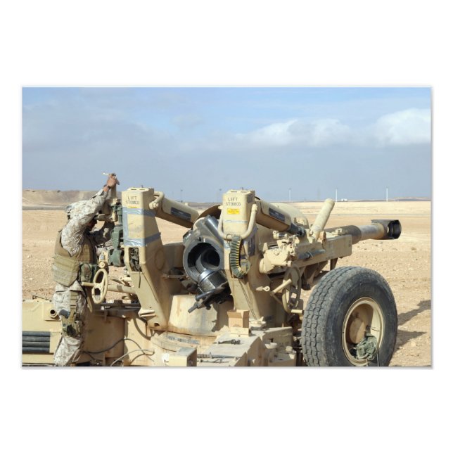 Foto Marines de EE. UU. se preparan para disparar un ob (Frente)