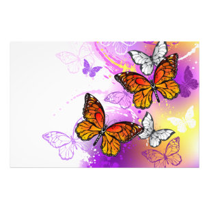 Foto Mariposas monarcas en fondo morado