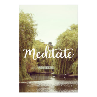 Foto Meditar en el mensaje inspirador del parque
