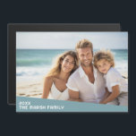 Foto mínima moderna con bloque de color diagonal<br><div class="desc">Utilice una foto horizontal o paisajística y haga un imán fotorefrigerador único y moderno. Este moderno diseño mínimo incluye un bloque de color diagonal con texto para añadir cualquier nombre y texto. Si necesita mover algo,  haga clic en el botón personalizar para realizar cambios.</div>