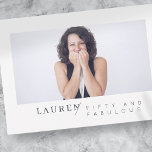 Foto Minimalista moderna Cincuenta y fabuloso cump<br><div class="desc">El diseño se compone de tipografía divertida y lúdica con fuentes sans serif y serif. Añadir una foto personalizado.</div>
